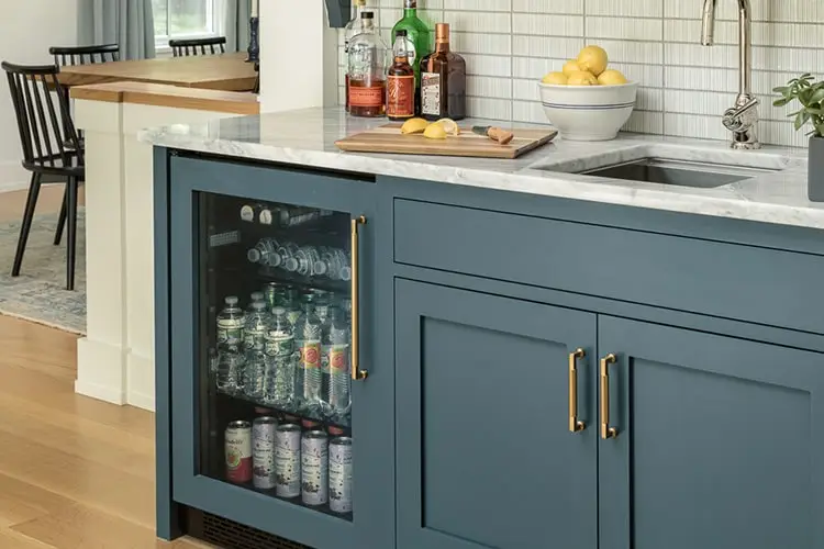 Kitchen island with counter seating – Acorn Lane renovation, Scarborough, Maine