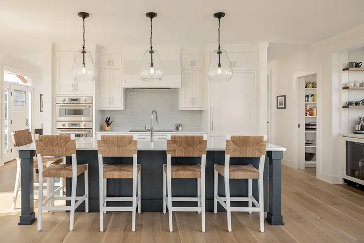 Entry hall with storage bench – Driftwood Lane, Pine Point Beach, Maine