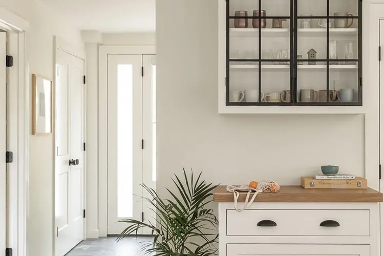 Entry with built-in storage – Lake House, Windham, Maine